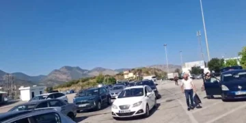Pas pushimeve emigrantët nisin kthimin në Greqi, radhë të gjata në pikën kufitare të Kakavijës