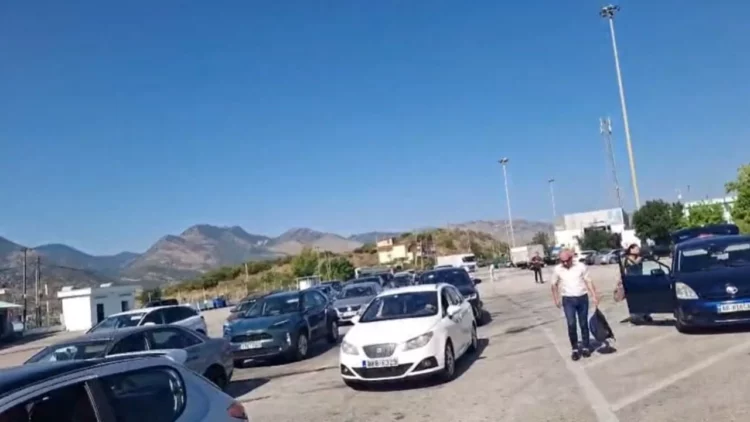 Pas pushimeve emigrantët nisin kthimin në Greqi, radhë të gjata në pikën kufitare të Kakavijës