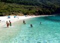 “Pse filmon?”/ Sherr për një video, të rinjtë bëjnë për spital një person në zonën turistike shqiptare