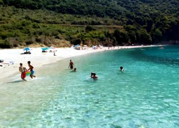 “Pse filmon?”/ Sherr për një video, të rinjtë bëjnë për spital një person në zonën turistike shqiptare