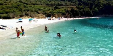 “Pse filmon?”/ Sherr për një video, të rinjtë bëjnë për spital një person në zonën turistike shqiptare