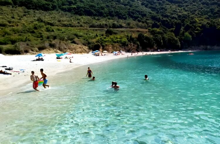 “Pse filmon?”/ Sherr për një video, të rinjtë bëjnë për spital një person në zonën turistike shqiptare