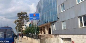 Grabitja e argjendarisë në Paskuqan/ Policia: Dy persona të armatosur morën bizhuteri dhe u larguan