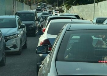 Kaos në Dhërmi/ Trafiku kthehet në makth për pushuesit, rruga lirohet vetëm kur kalon Rama!