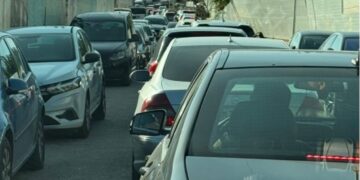 Kaos në Dhërmi/ Trafiku kthehet në makth për pushuesit, rruga lirohet vetëm kur kalon Rama!