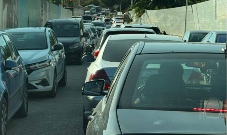 Kaos në Dhërmi/ Trafiku kthehet në makth për pushuesit, rruga lirohet vetëm kur kalon Rama!