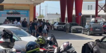 Kaos në Portin e Vlorës/ Mungon energjia elektrike, 700 pasagjerë dhe 180 automjete në pritje