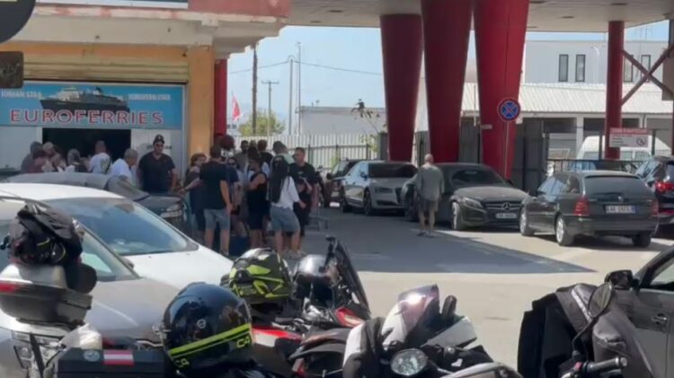 Kaos në Portin e Vlorës/ Mungon energjia elektrike, 700 pasagjerë dhe 180 automjete në pritje
