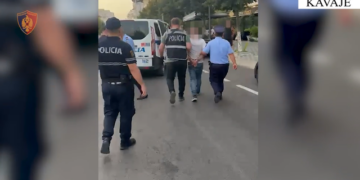 Parandalohet tragjedia në Kavajë/ Arrestohet 47-vjeçari që shkoi për të vrarë 4 personat që i dhunuan nipin