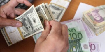 Këmbimi valutor 29 gusht/ Me sa blihen e shiten dollari dhe euro, çfarë ndodh me monedhat e tjera