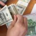 Këmbimi valutor 29 gusht/ Me sa blihen e shiten dollari dhe euro, çfarë ndodh me monedhat e tjera