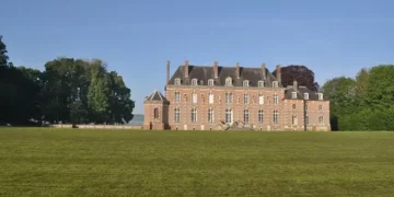 Gazeta franceze: Shqipëria kërkon konfiskimin e kështjellës luksoze të Ermal Beqirit, biznesmeni takime dhe me kryebashkiakun francez