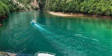 Përplasen dy skafe pranë Lumit të Shalës, dyshohet se 8 persona kanë mbetur të plagosur