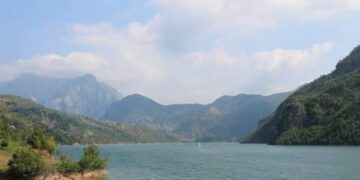 Po lahej me shokët në liqenin e Komanit, humb jetën 20-vjeçari