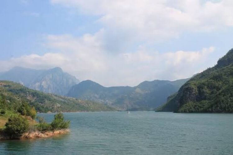 Po lahej me shokët në liqenin e Komanit, humb jetën 20-vjeçari