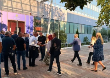 Kosova në krizë politike/ PDK bllokon hyrjen e godinës së Qeverisë së Kosovës, protestës i bashkohet edhe Aleanca