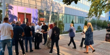 Kosova në krizë politike/ PDK bllokon hyrjen e godinës së Qeverisë së Kosovës, protestës i bashkohet edhe Aleanca