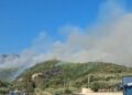 Pesë vatra zjarri njëkohësisht në Krujë, flakët favorizohen nga era