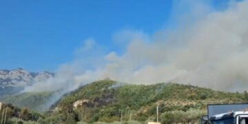 Pesë vatra zjarri njëkohësisht në Krujë, flakët favorizohen nga era