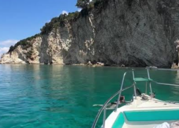 Rrezikuan të mbyteshin në det, shpëtohen pesë turistë suedezë në Ksamil