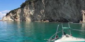 Rrezikuan të mbyteshin në det, shpëtohen pesë turistë suedezë në Ksamil