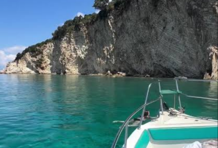 Rrezikuan të mbyteshin në det, shpëtohen pesë turistë suedezë në Ksamil