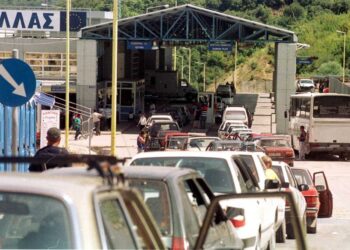 Fluks rekord në kufi/ Kolona kilometrike makinash, mijëra shqiptarë përballen me pritje të gjata