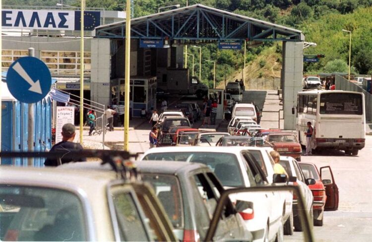 Fluks rekord në kufi/ Kolona kilometrike makinash, mijëra shqiptarë përballen me pritje të gjata