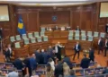 Seanca në Kuvendin e Kosovës, plas sherri mes deputetëve, Kurti goditet me vezë