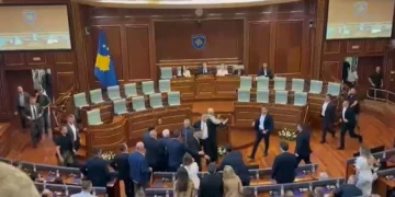 Seanca në Kuvendin e Kosovës, plas sherri mes deputetëve, Kurti goditet me vezë