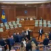Seanca në Kuvendin e Kosovës, plas sherri mes deputetëve, Kurti goditet me vezë