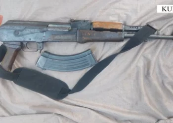 Dhuna ndaj babait dhe kunatës çon në zbulimin e arsenalit të armëve në Laç