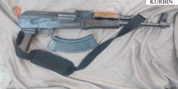 Dhuna ndaj babait dhe kunatës çon në zbulimin e arsenalit të armëve në Laç