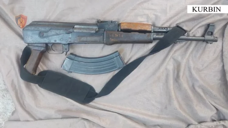 Dhuna ndaj babait dhe kunatës çon në zbulimin e arsenalit të armëve në Laç