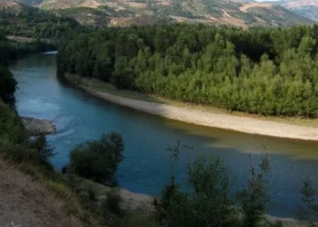 U futën për t’u larë! Rrjedha e Drinit merr 5 familjarë, një 7-vjeçare dyshohet të jetë mbytur