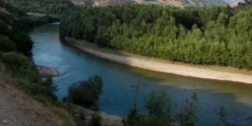 U futën për t’u larë! Rrjedha e Drinit merr 5 familjarë, një 7-vjeçare dyshohet të jetë mbytur