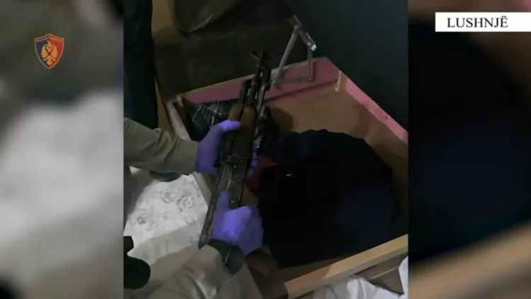 Drogë në makinë dhe armë në shtëpi, arrestohen në flagrancë babë e bir në Lushnje