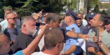 Odendoi gazetarët gjatë protestës në Maliq, procedohet penalisht 45-vjeçari