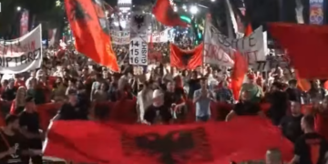 Pas fjalimeve te Kryeministria, nis marshimi në rrugët e Tiranës: Pjesëmarrje masive e qytetarëve bashkë me Diasporën