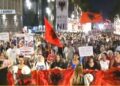 “Nuk shitet Shqipëria, shitet qeveria”/ Pas fjalimeve para Kryeministrisë, nis marshimi drejt sheshit “Nënë Tereza”