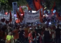 Mbyllen fjalimet para Kryeministrisë, protestuesit e shumtë nisin marshimin në rrugët e kryeqytetit