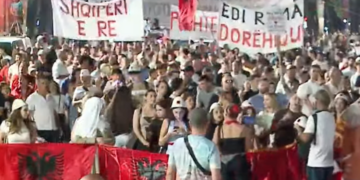 Përfundojnë fjalimet para Kryeministrisë/ “Ju erdhi fundi”, protestuesit nisin marshimin në bulevard: Rama jep dorëheqje!