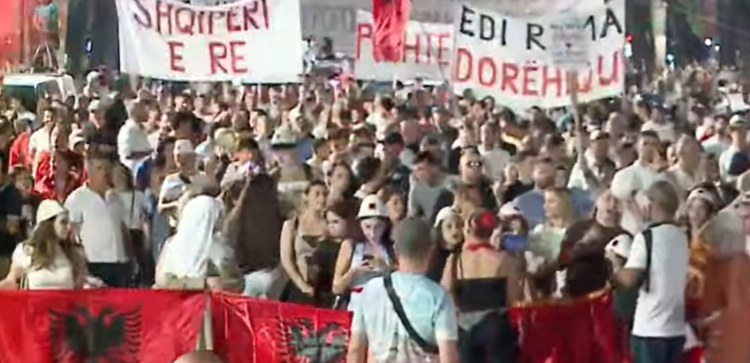 Përfundojnë fjalimet para Kryeministrisë/ “Ju erdhi fundi”, protestuesit nisin marshimin në bulevard: Rama jep dorëheqje!