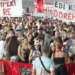Përfundojnë fjalimet para Kryeministrisë/ “Ju erdhi fundi”, protestuesit nisin marshimin në bulevard: Rama jep dorëheqje!