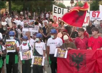 “Arrestoni Ramën, arrestoni Ballukun”, qytetarët drejt Kryeministrisë me thirrjet: Atdheu është i yni! Ju erdhi fundi!