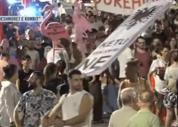 Përfundojnë fjalimet te Kryeministria/ Protestuesit nisin marshimin në rrugët e Tiranës: Shqipëria po bën revolucion!