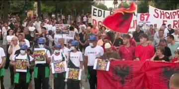 “Arrestoni Ramën, arrestoni Ballukun”, qytetarët drejt Kryeministrisë me thirrjet: Atdheu është i yni! Ju erdhi fundi!