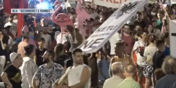 Përfundojnë fjalimet te Kryeministria/ Protestuesit nisin marshimin në rrugët e Tiranës: Shqipëria po bën revolucion!