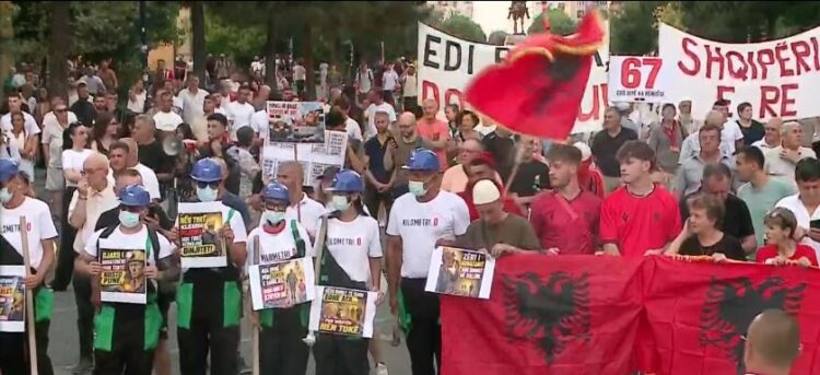 “Arrestoni Ramën, arrestoni Ballukun”, qytetarët drejt Kryeministrisë me thirrjet: Atdheu është i yni! Ju erdhi fundi!