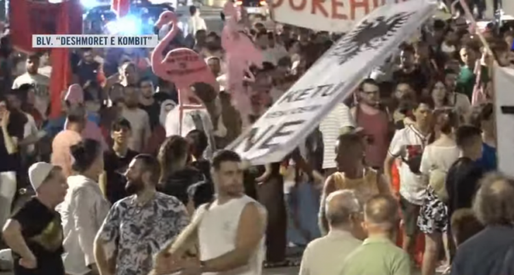 Përfundojnë fjalimet te Kryeministria/ Protestuesit nisin marshimin në rrugët e Tiranës: Shqipëria po bën revolucion!